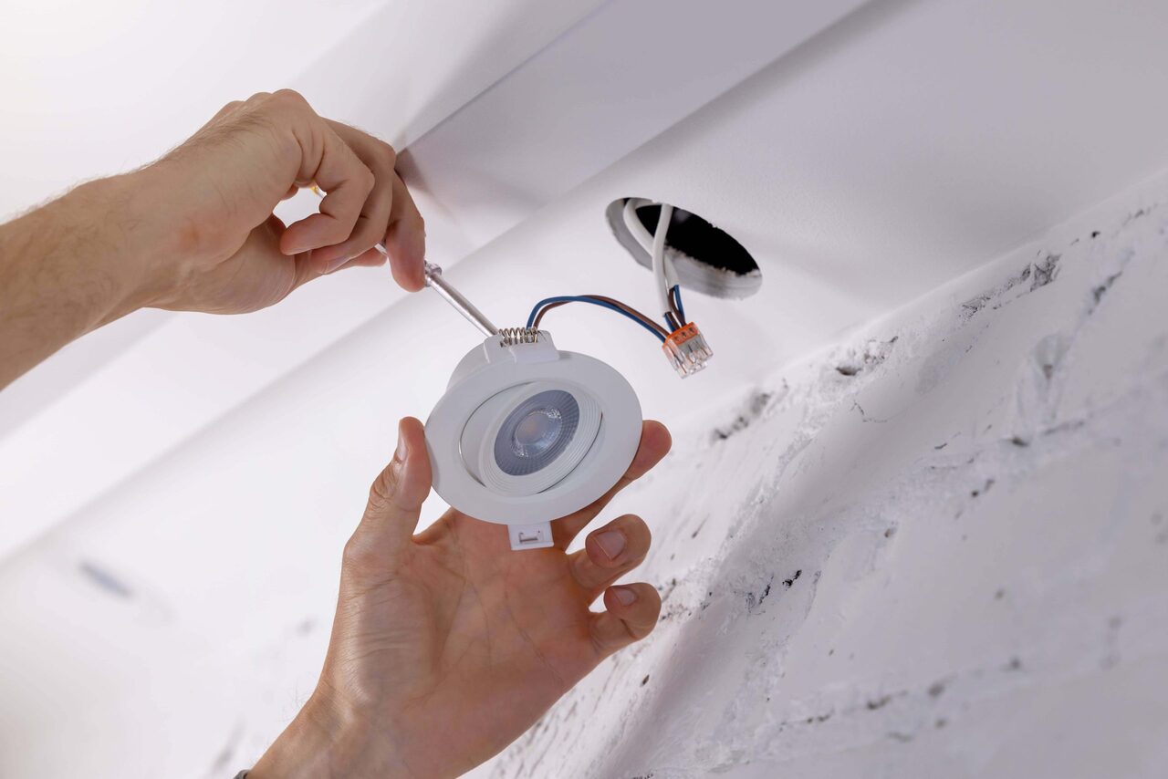 Cách lắp đèn LED chỉnh hướng cho trần thạch cao