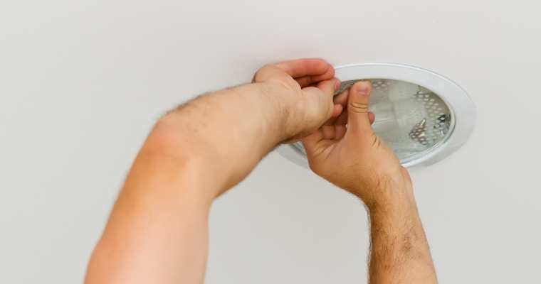 Vì sao đèn LED âm trần bị nhấp nháy và cách xử lý