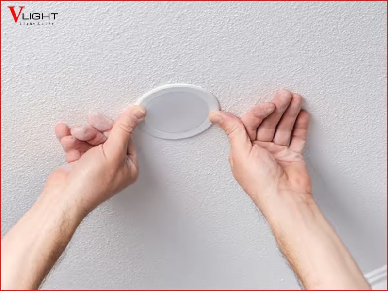Lưu ý quan trọng khi lắp đặt và sử dụng đèn LED âm trần