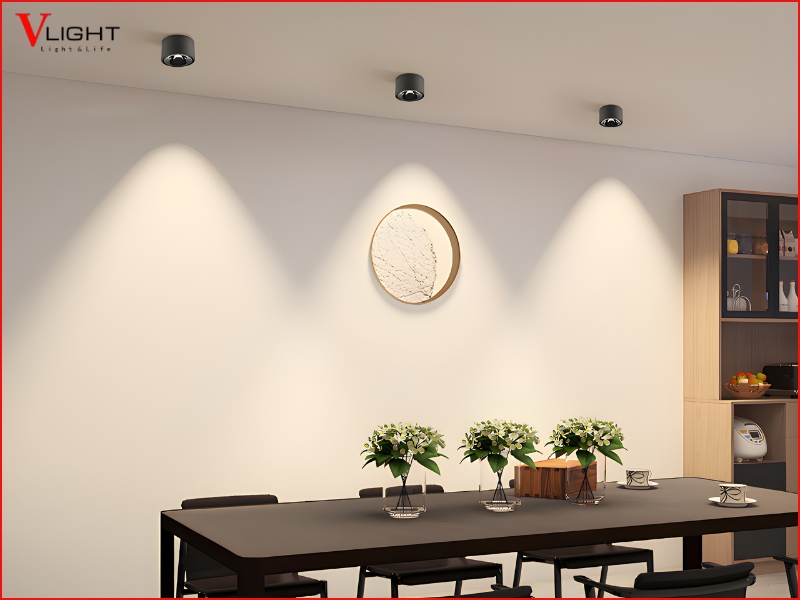 So sánh đèn LED chỉnh hướng và đèn rọi ray chi tiết
